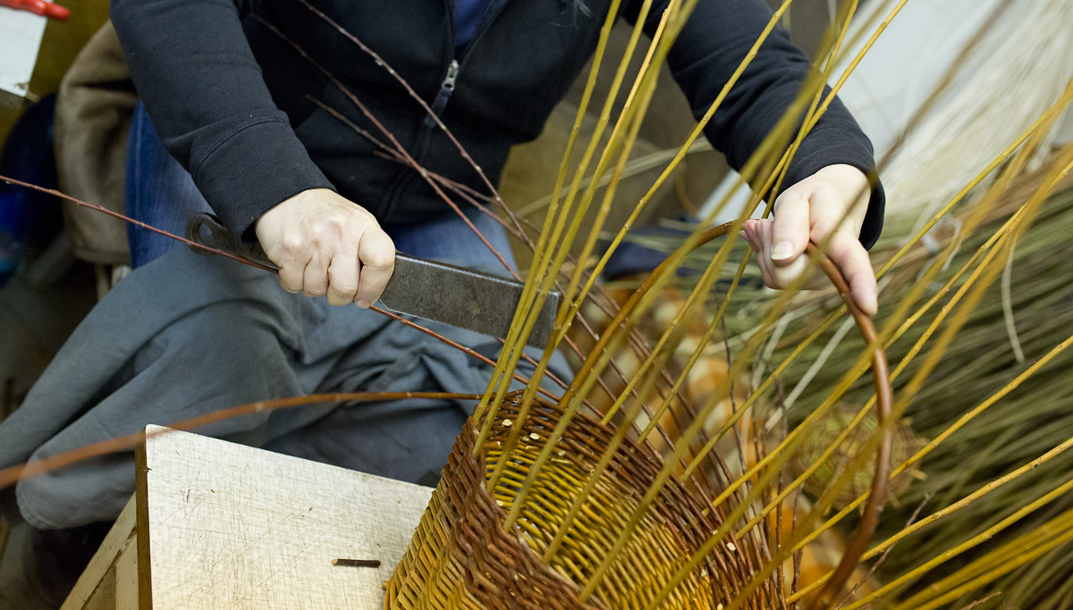 Košíkářka se nezastaví. Co v týdnu vyrobí, to o víkendu prodá.