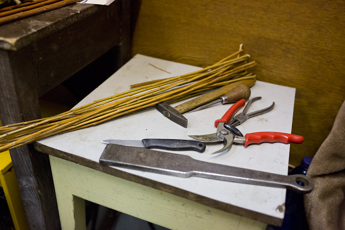 Košíkářka se nezastaví. Co v týdnu vyrobí, to o víkendu prodá.