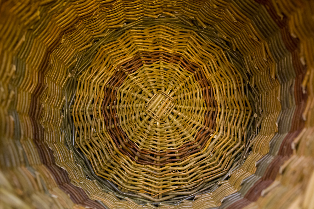 Košíkářka se nezastaví. Co v týdnu vyrobí, to o víkendu prodá.