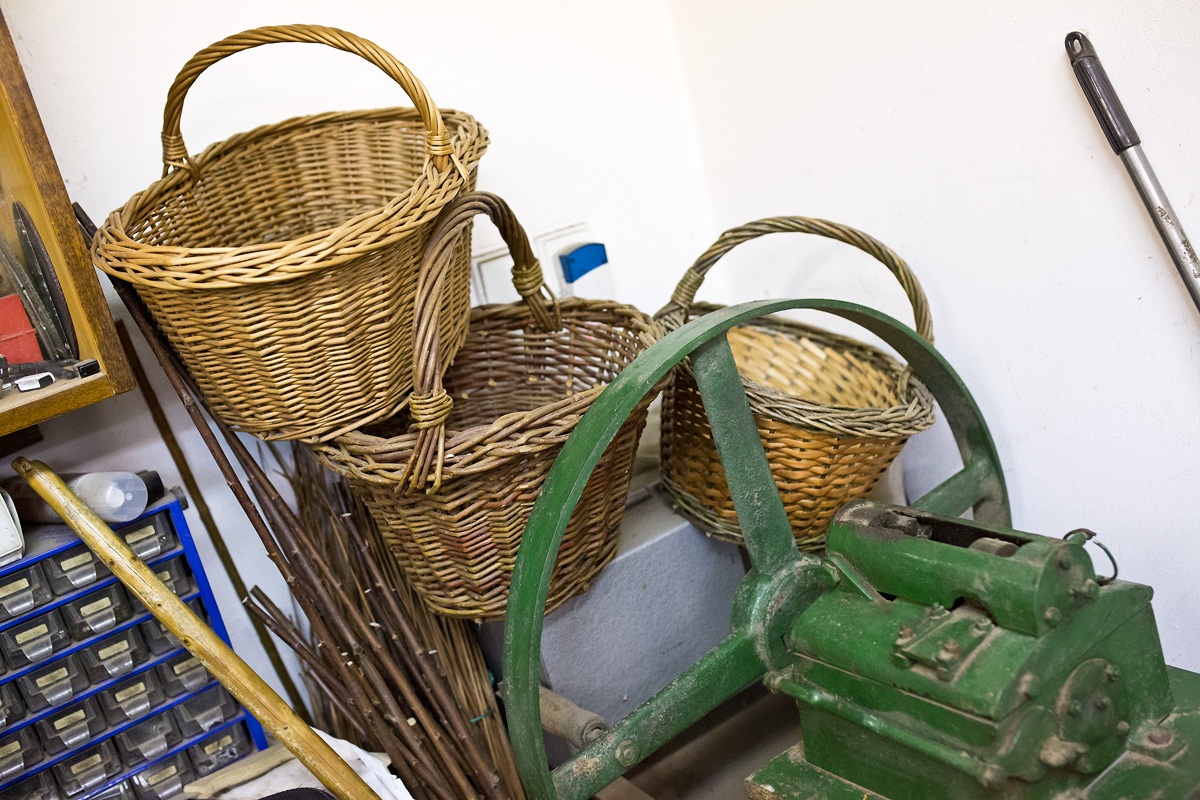 Košíkářka se nezastaví. Co v týdnu vyrobí, to o víkendu prodá.