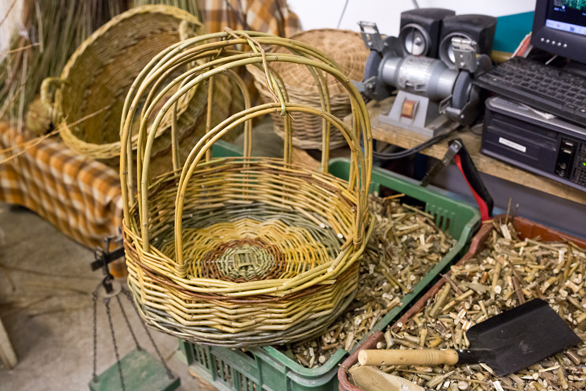 Košíkářka se nezastaví. Co v týdnu vyrobí, to o víkendu prodá.