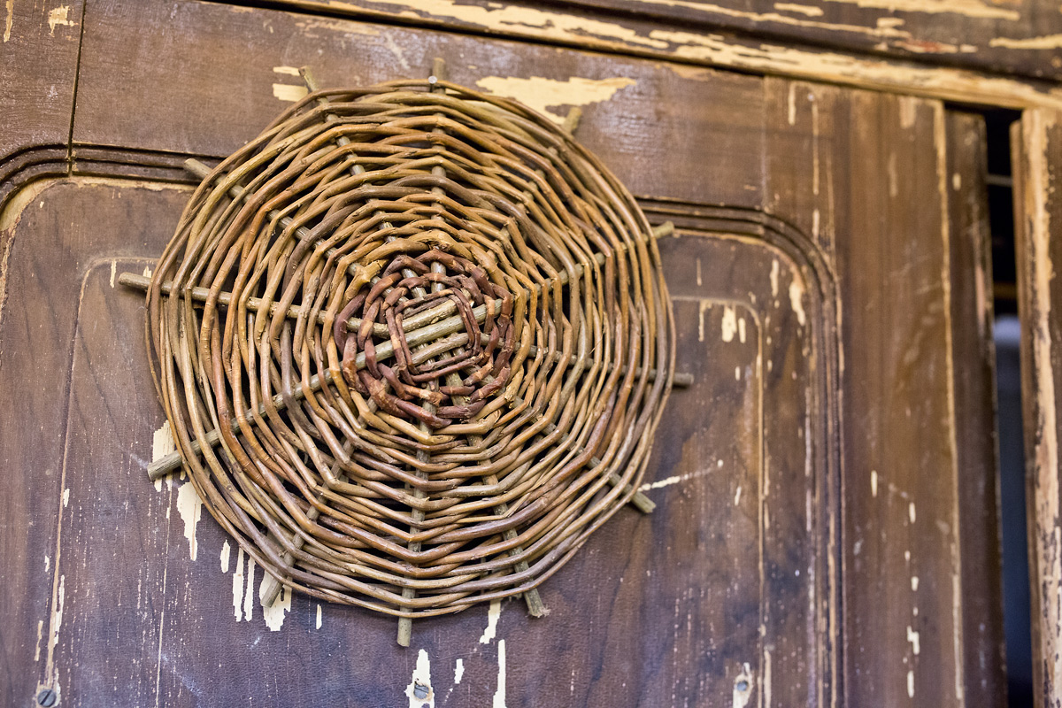 Košíkářka se nezastaví. Co v týdnu vyrobí, to o víkendu prodá.