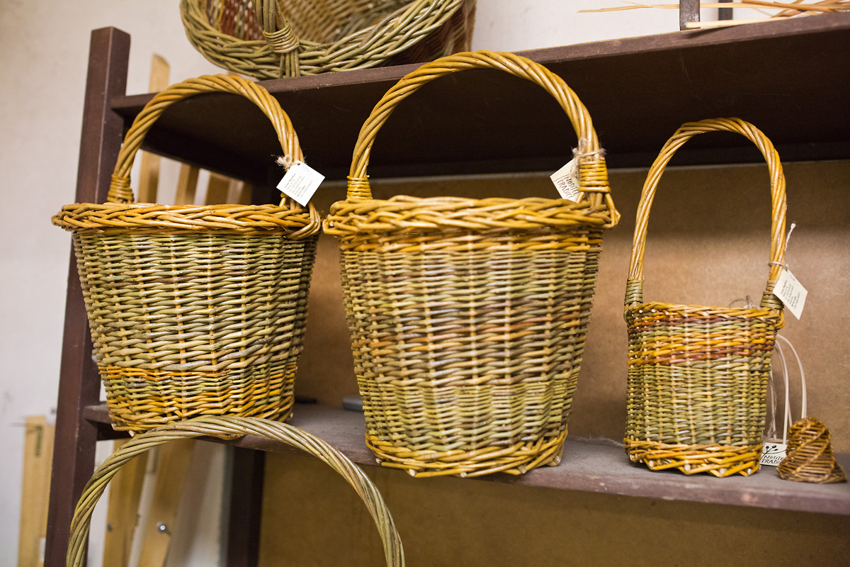 Košíkářka se nezastaví. Co v týdnu vyrobí, to o víkendu prodá.