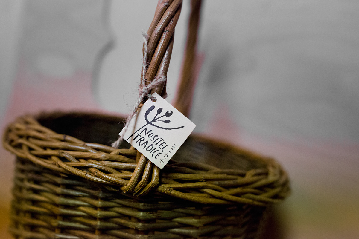 Košíkářka se nezastaví. Co v týdnu vyrobí, to o víkendu prodá.