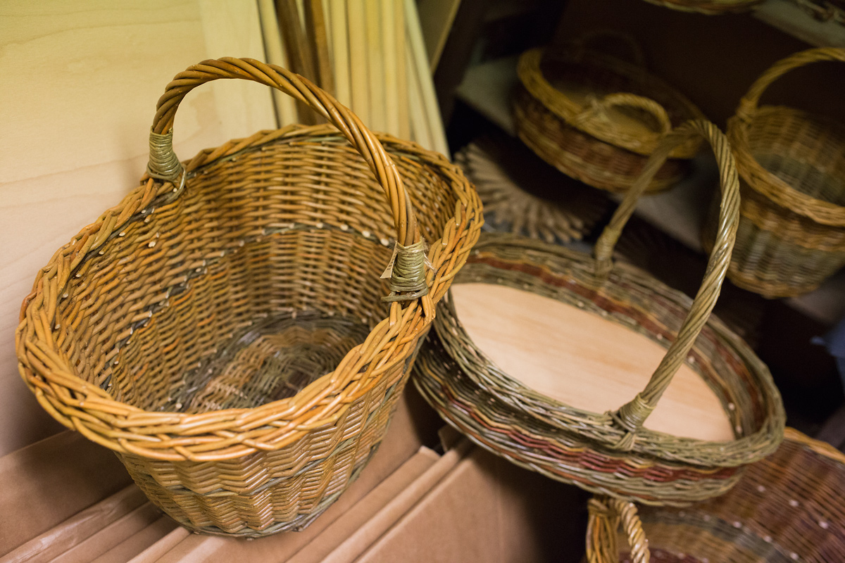 Košíkářka se nezastaví. Co v týdnu vyrobí, to o víkendu prodá.
