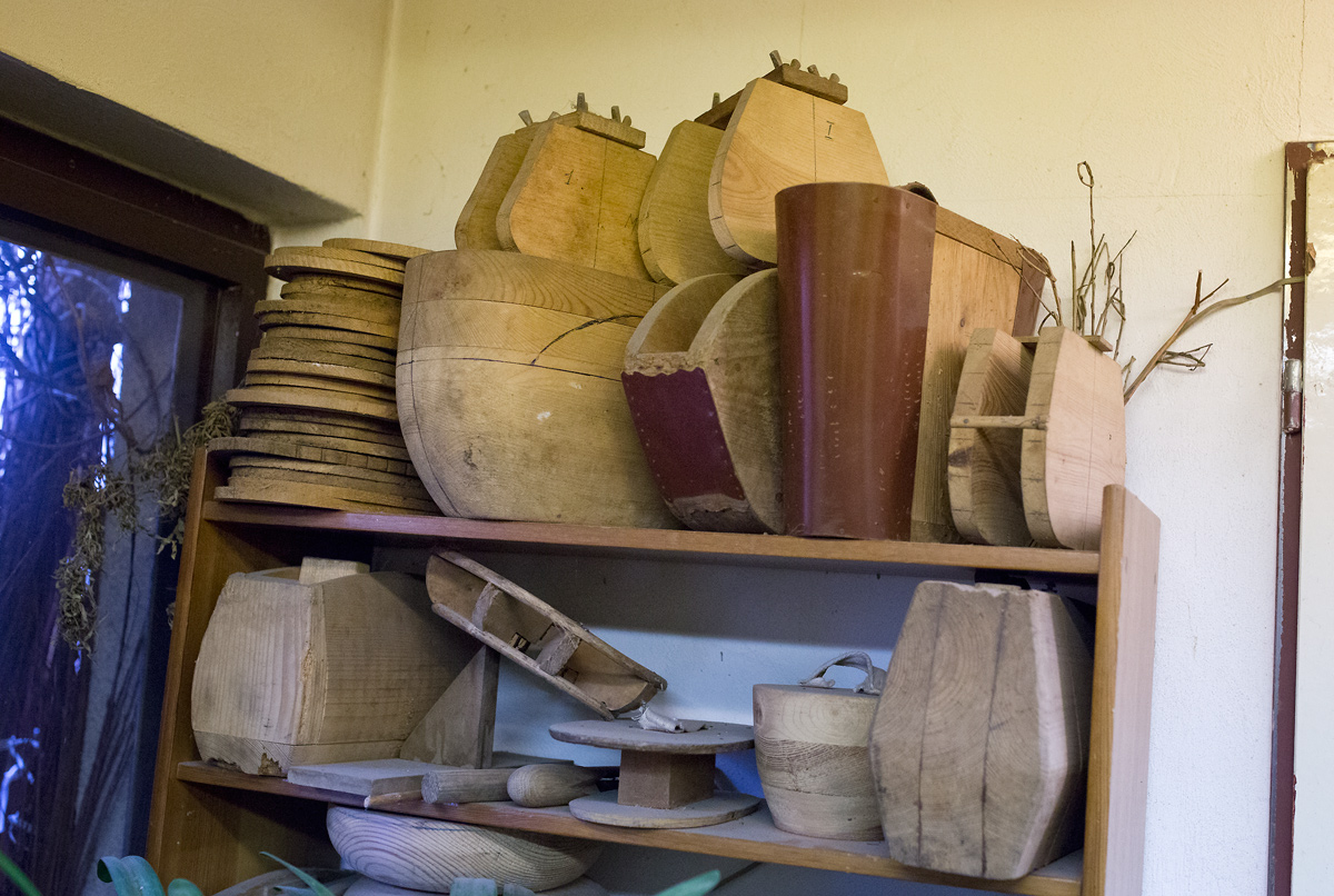 Košíkářka se nezastaví. Co v týdnu vyrobí, to o víkendu prodá.