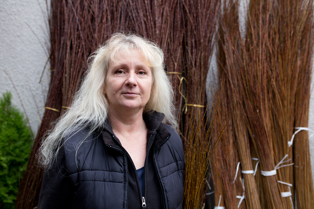 Košíkářka se nezastaví. Co v týdnu vyrobí, to o víkendu prodá.