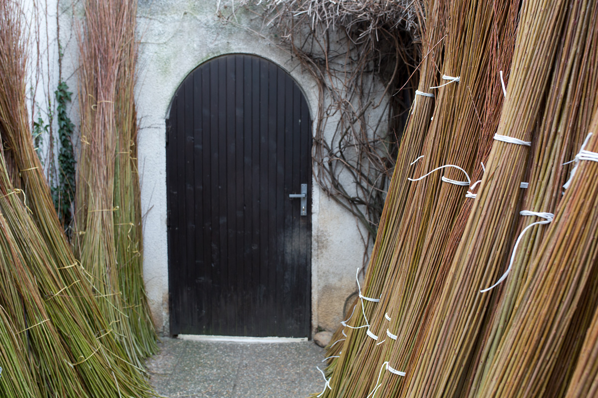 Košíkářka se nezastaví. Co v týdnu vyrobí, to o víkendu prodá.