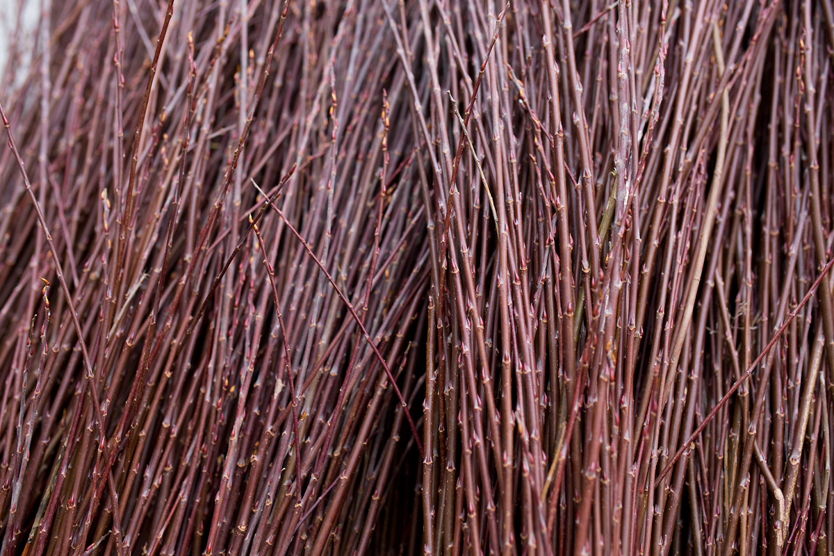 Košíkářka se nezastaví. Co v týdnu vyrobí, to o víkendu prodá.