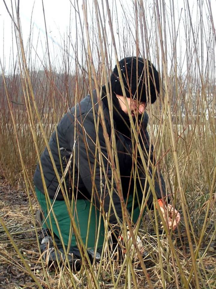 Košíkářka se nezastaví. Co v týdnu vyrobí, to o víkendu prodá.
