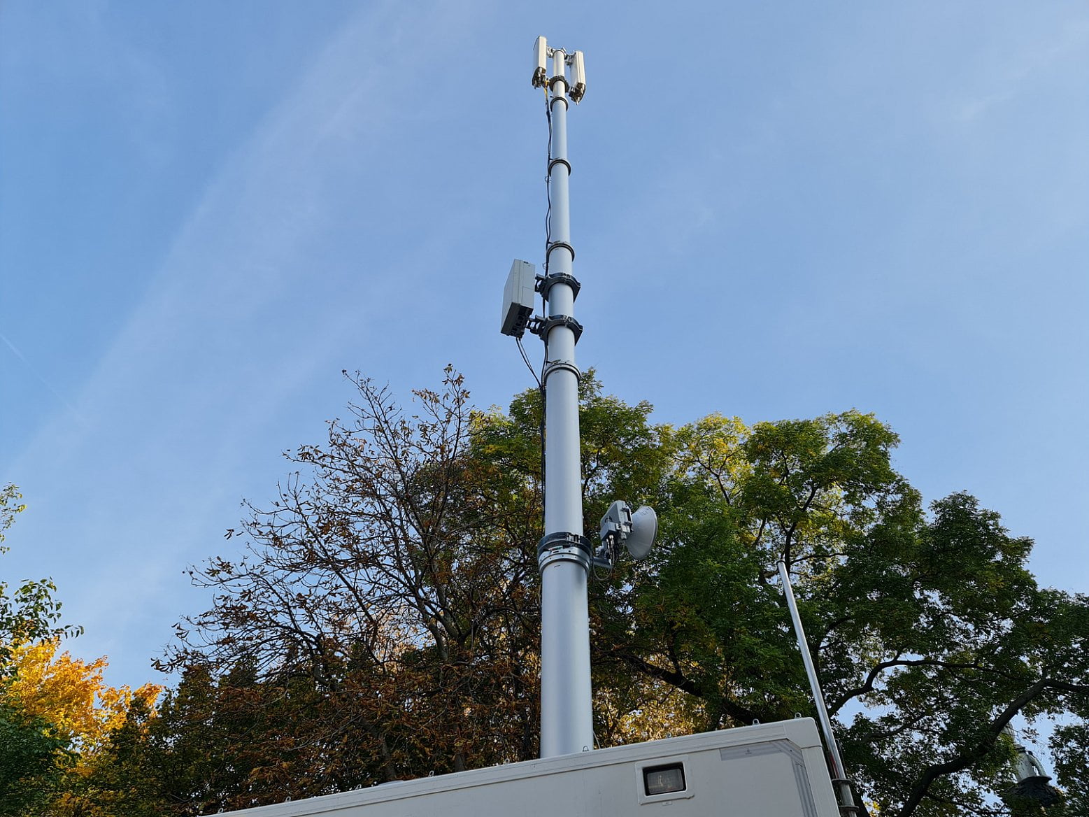 Počet uživatelů, které je schopen „kamion“ obsloužit najednou záleží na síti, ke které je uživatel připojen a taky na tom, co právě na mobilních datech využívá. Pro heavy-load scénář, kdy by všichni sledovali Full HD filmy, se může kapacita pohybovat okolo 30 uživatelů. V případě běžného používání, jako instant messaging, se bavíme o stovkách uživatelů současně.