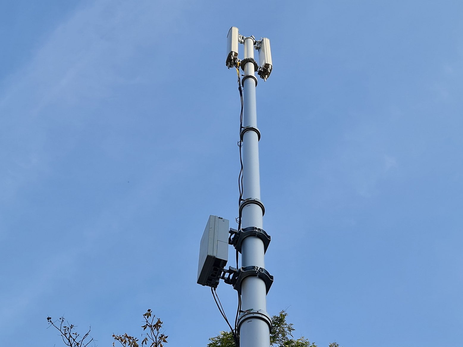 Maximální přenosové rychlosti záleží na konfiguraci a k jaké mobilní síti se zákazník připojuje. V případě 5G a C-Band pásma může teoreticky rychlost dosahovat až 1,2 Gb/s.