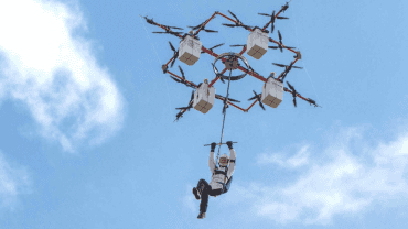 První seskok z dronu se uskutečnil letos v Lotyšsku