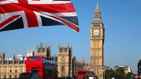 Britské HDP se kvůli brexitu snížilo o šest procent, spočítali bankéři. Stál za tím počáteční šok i rostoucí obchodní bariéry