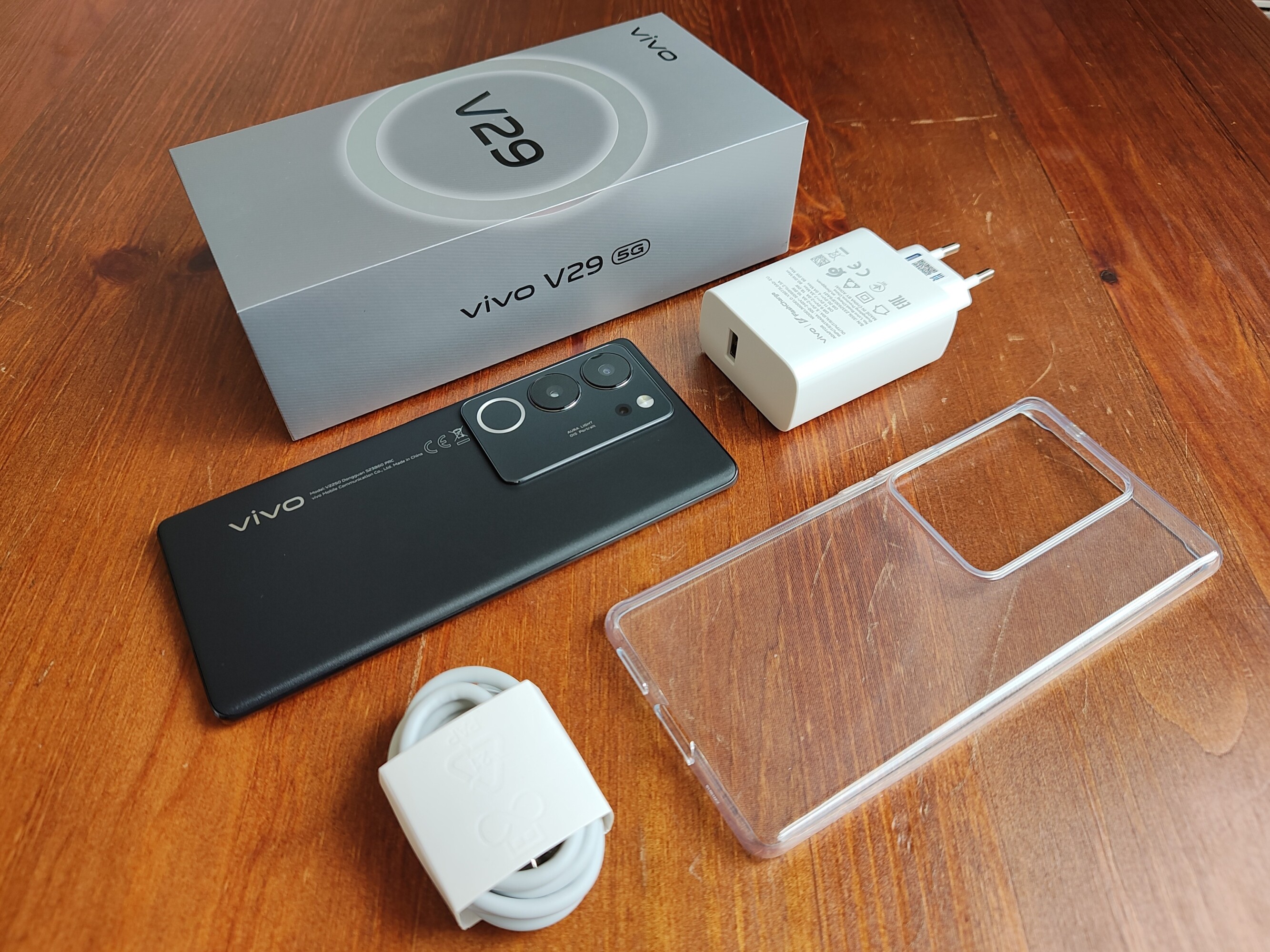 Obsah balení je na dnešní poměry stále bohatý