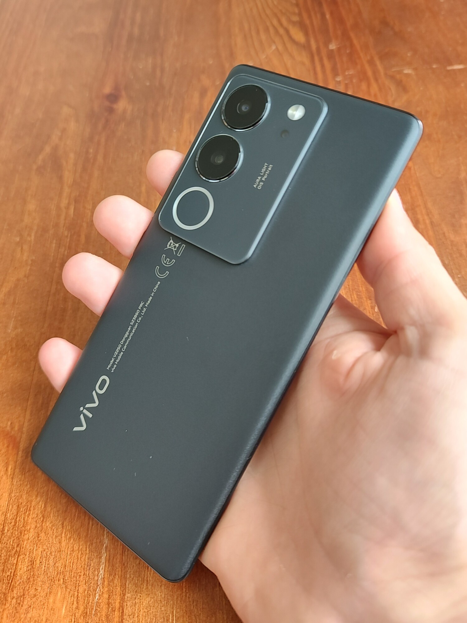 Pohledem na záda budí pozornost modul fotoaparátu