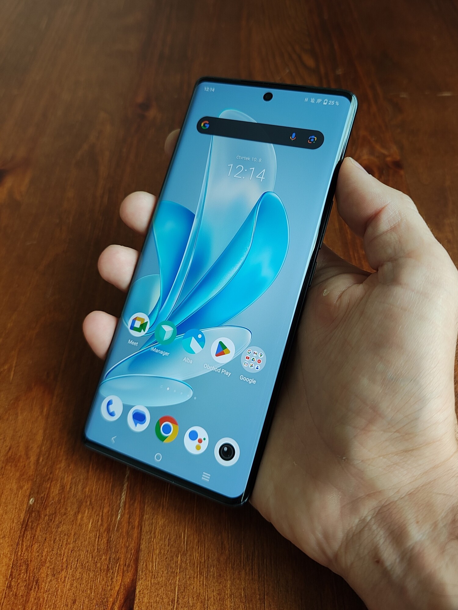 Hlavní dominantou přední strany je 6,78" AMOLED displej