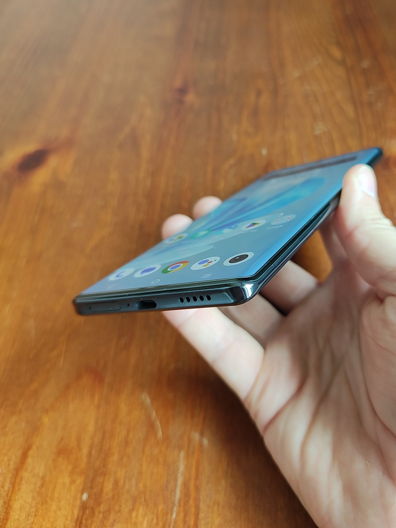 Detail na zakřivení displeje a zad po bocích