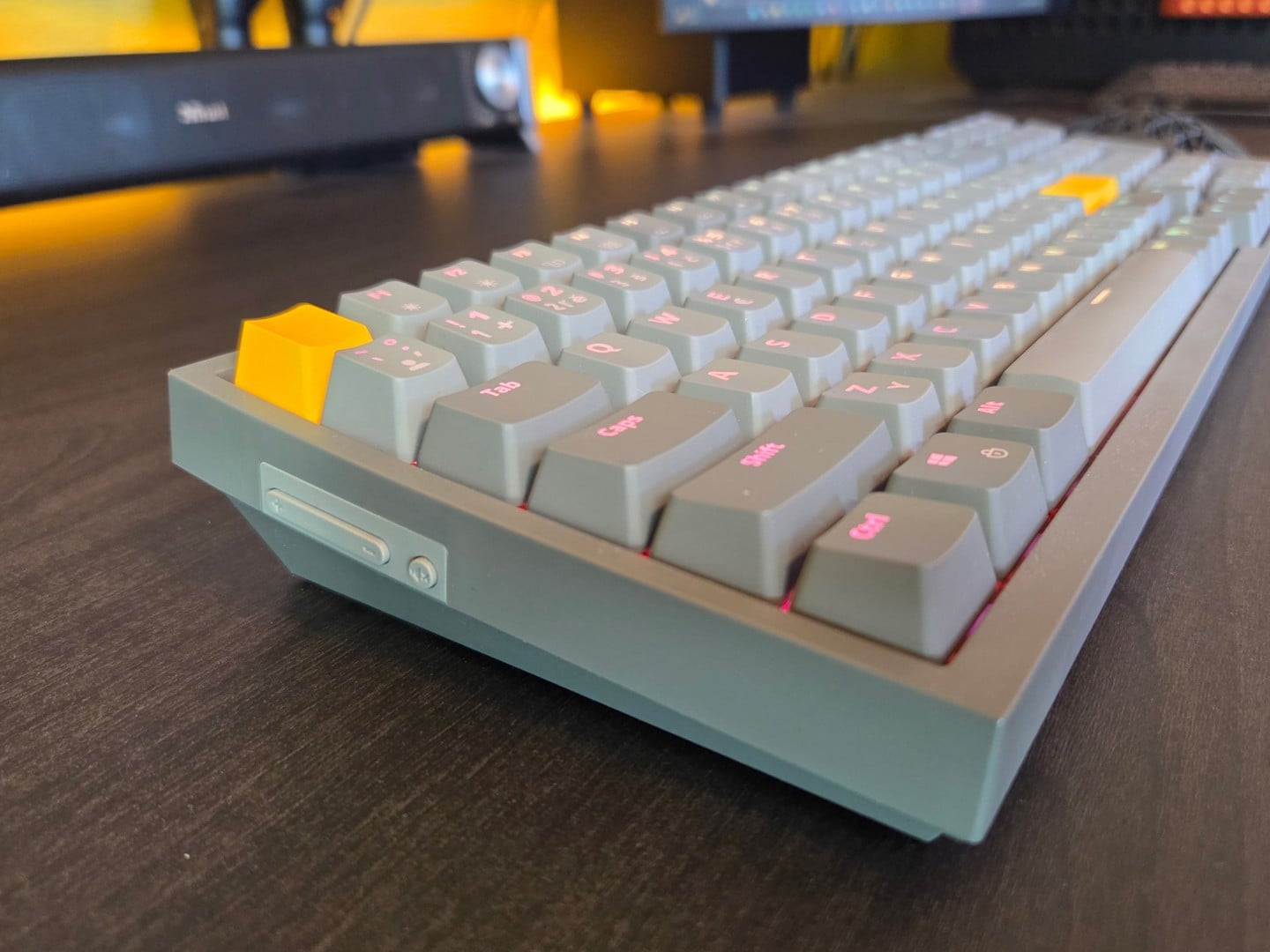 Endorfy Celeris 1800 ovládání hlasitosti