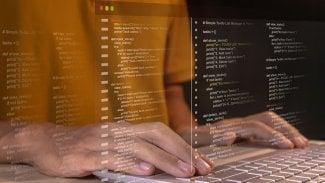 Programátor, softwarový inženýr nebo vývojář softwaru pracující na notebooku