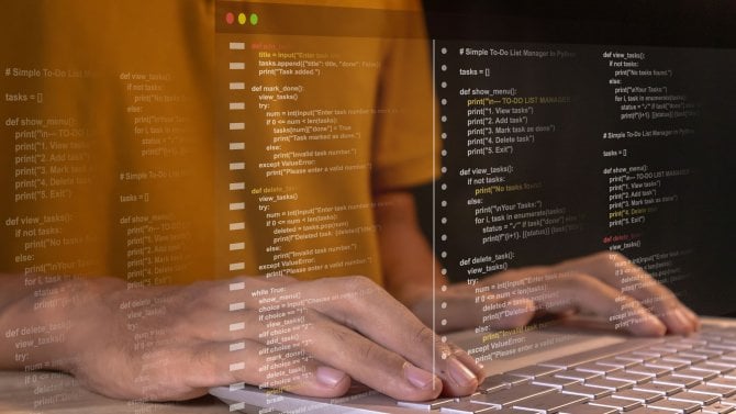 Programátor, softwarový inženýr nebo vývojář softwaru pracující na notebooku
