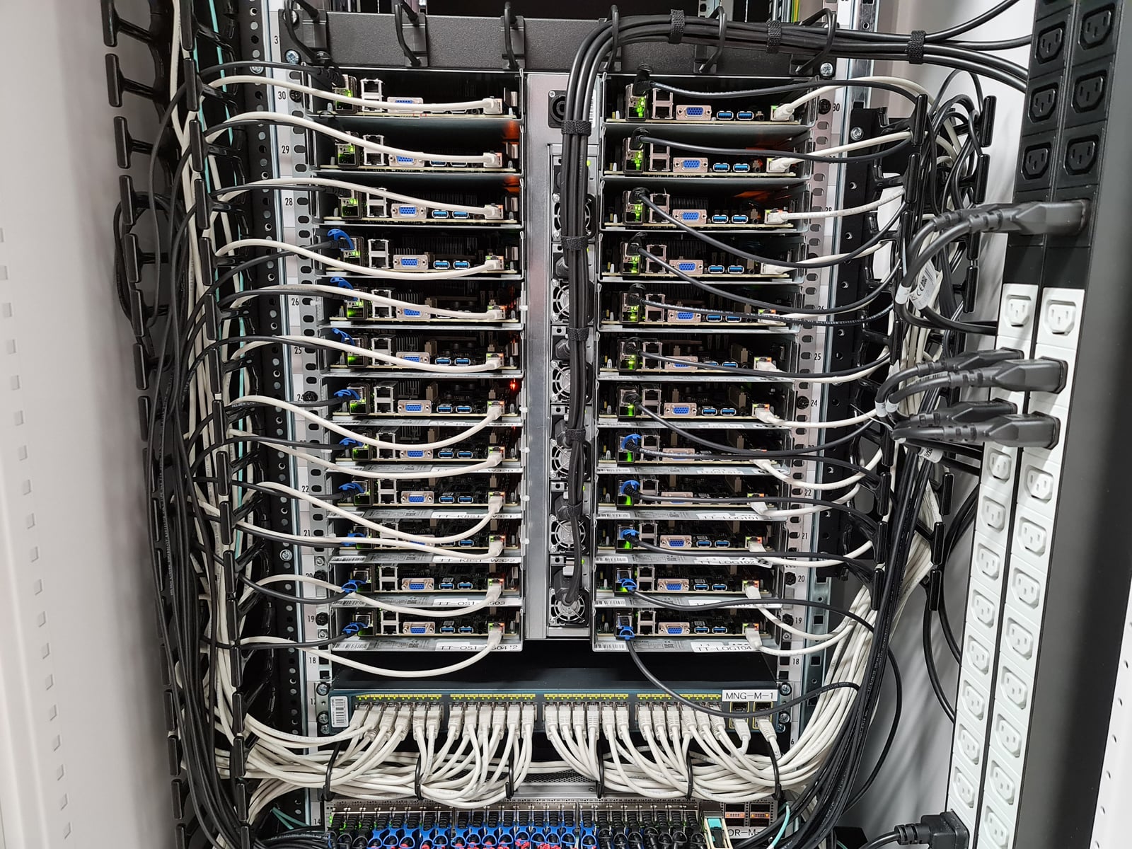 Montovna: Seznam a jeho výroba vlastních serverů