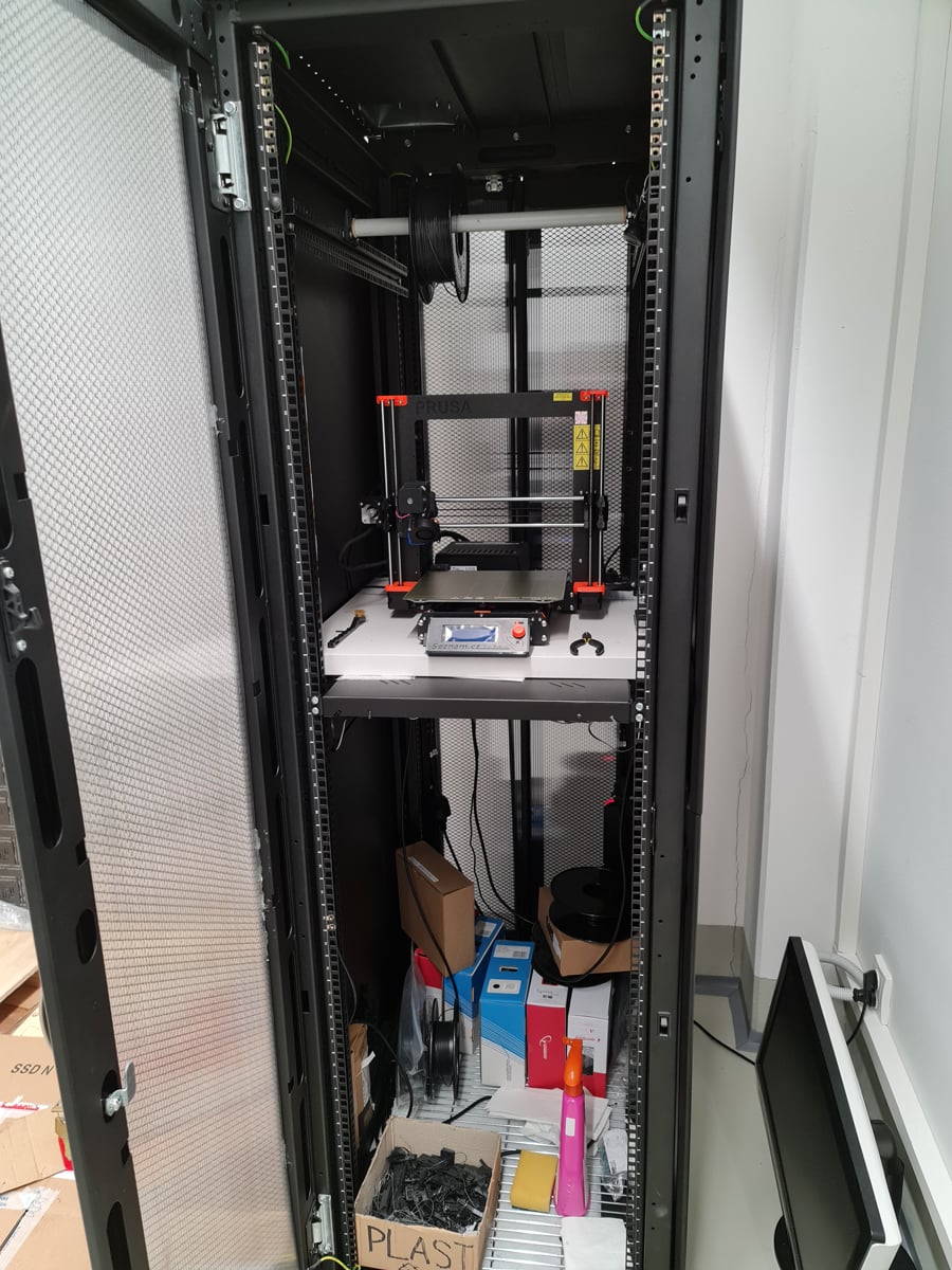 Montovna: Seznam a jeho výroba vlastních serverů