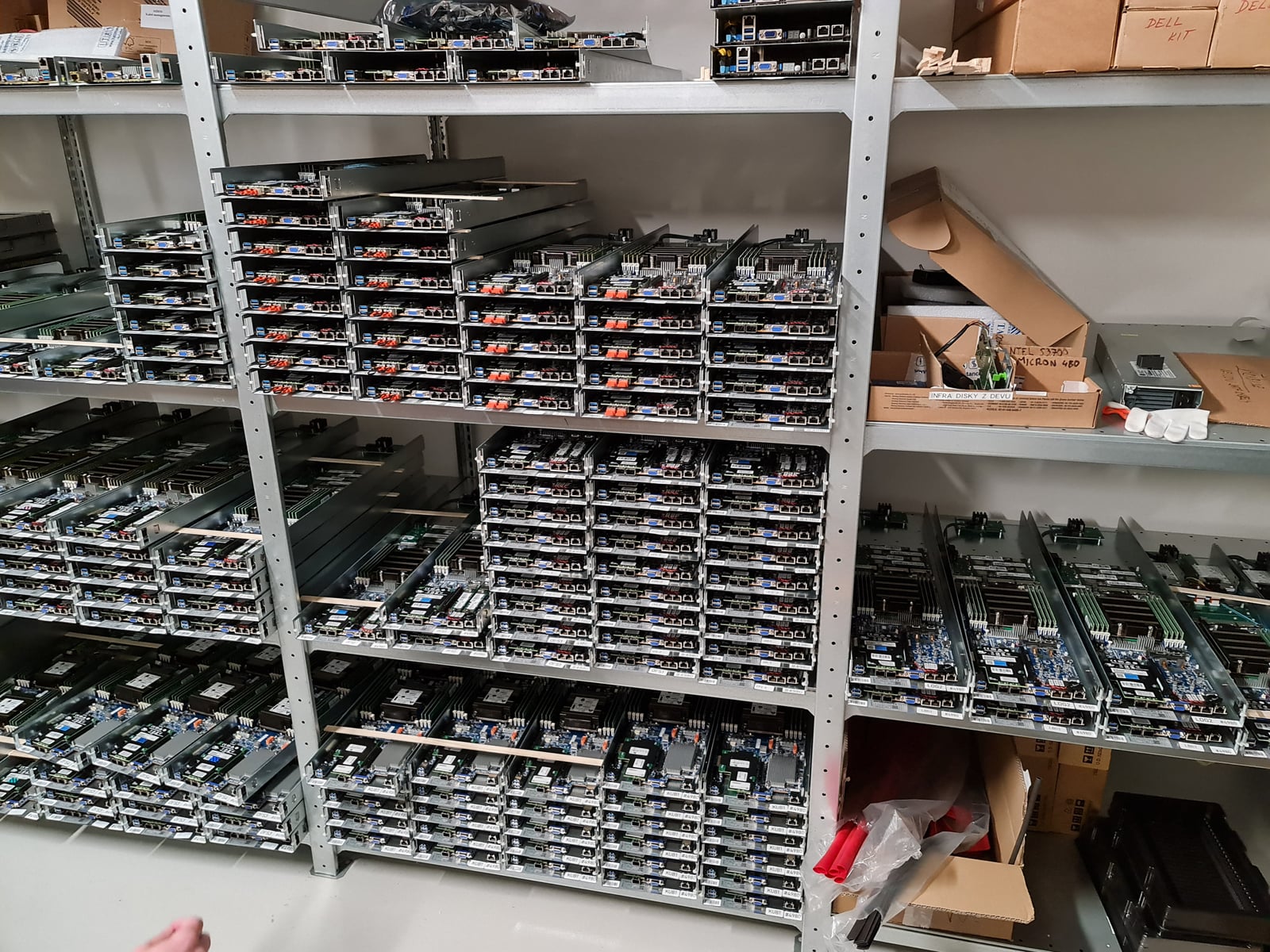 Montovna: Seznam a jeho výroba vlastních serverů