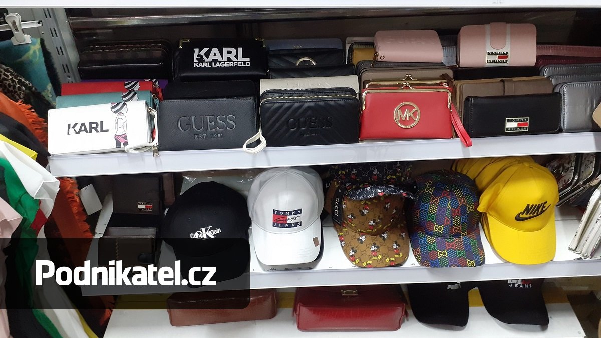 Razie na padělky nepomáhají. Na tržnice se vrátí dřív, než celníci stihnou odjet