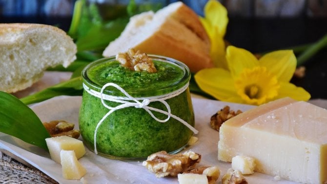 Pesto z medvědího česneku ve skleničce s ořechy a tvrdým sýrem
