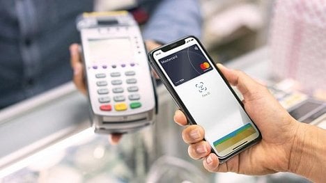 Náhledový obrázek - Držitelé karet Mastercard platí pomocí Apple Pay