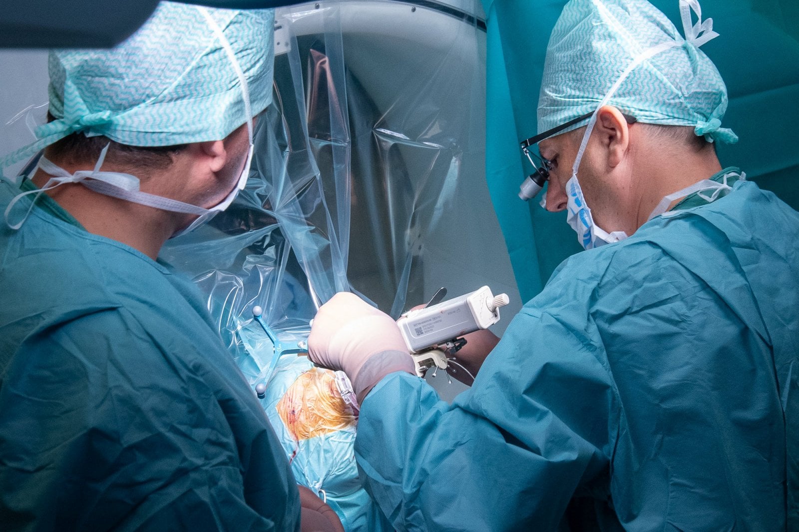 Voperování elektrod do mozku pacienta