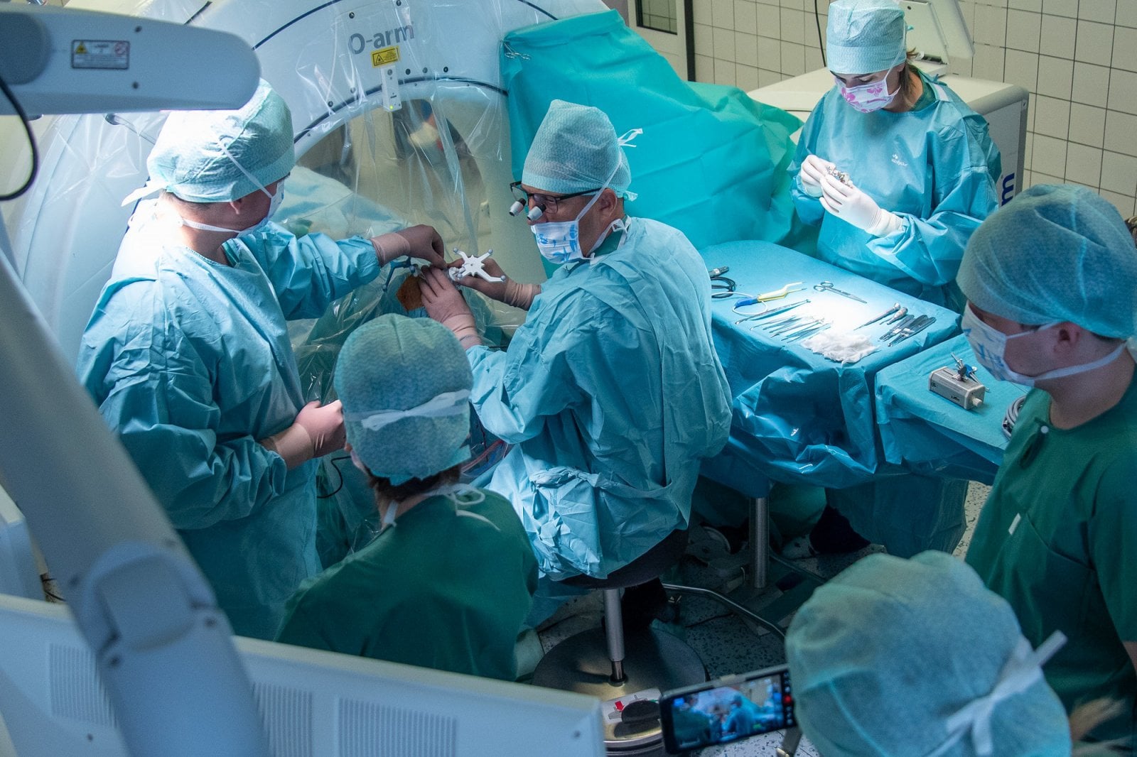 Voperování elektrod do mozku pacienta