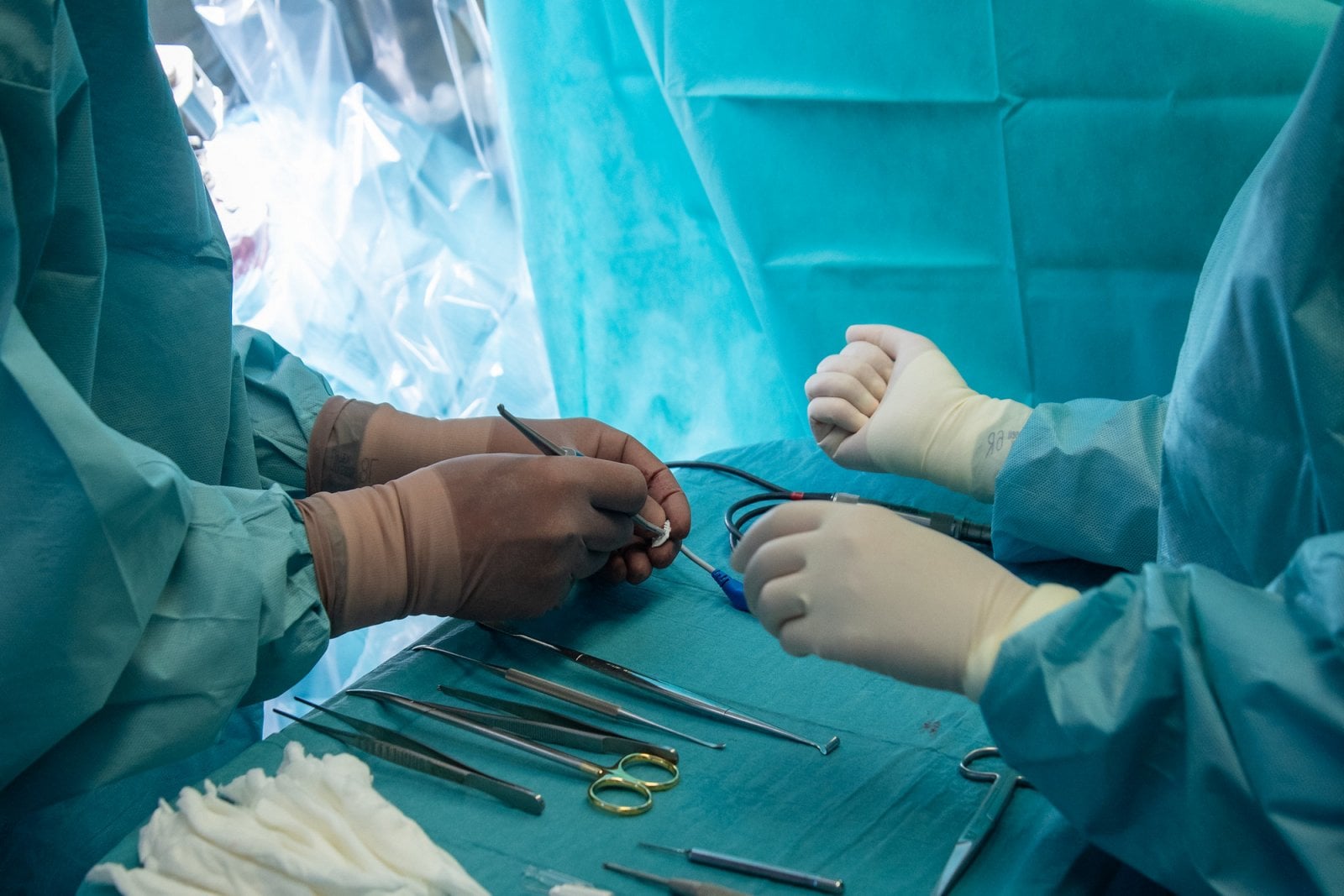 Voperování elektrod do mozku pacienta