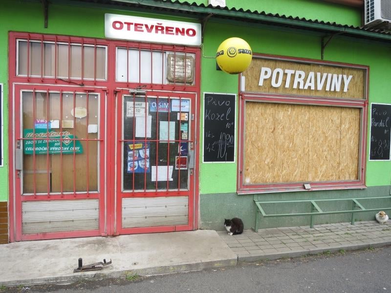 Myší trus. Nečistoty na regálech či zařízeních. Uzavřena pouze část provozovny - sklad potravin.