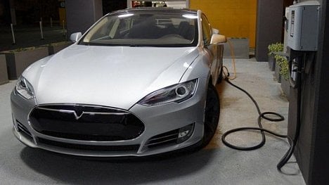 Náhledový obrázek - Tesla Model S ujela víc než tisíc kilometrů na jedno nabití. Přichází konečně elektrická revoluce?