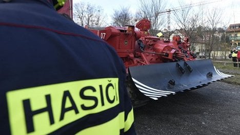 Náhledový obrázek - Hasiči s pomocí tanků vytáhli z Vltavy torzo trojské lávky