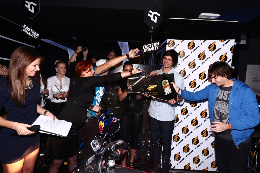 Jak Nova křtila erotický kalendář Fandy 2014 s Tarrou White