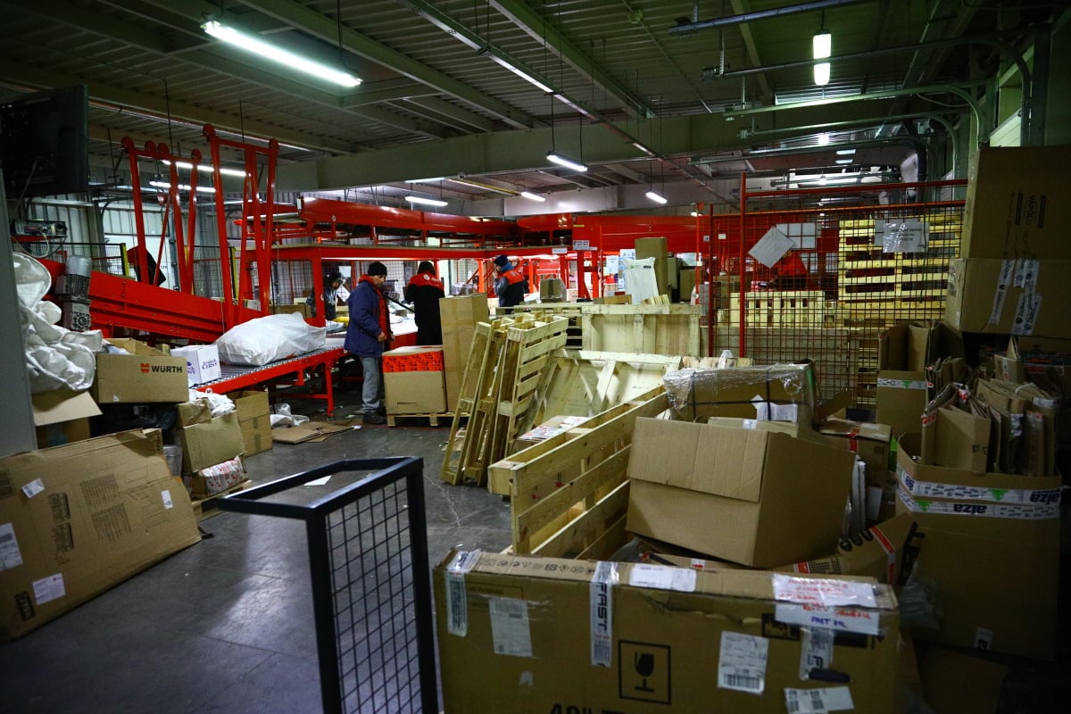 Jak to chodí v kurýrní službě DPD. Podívejte se s námi do depa.