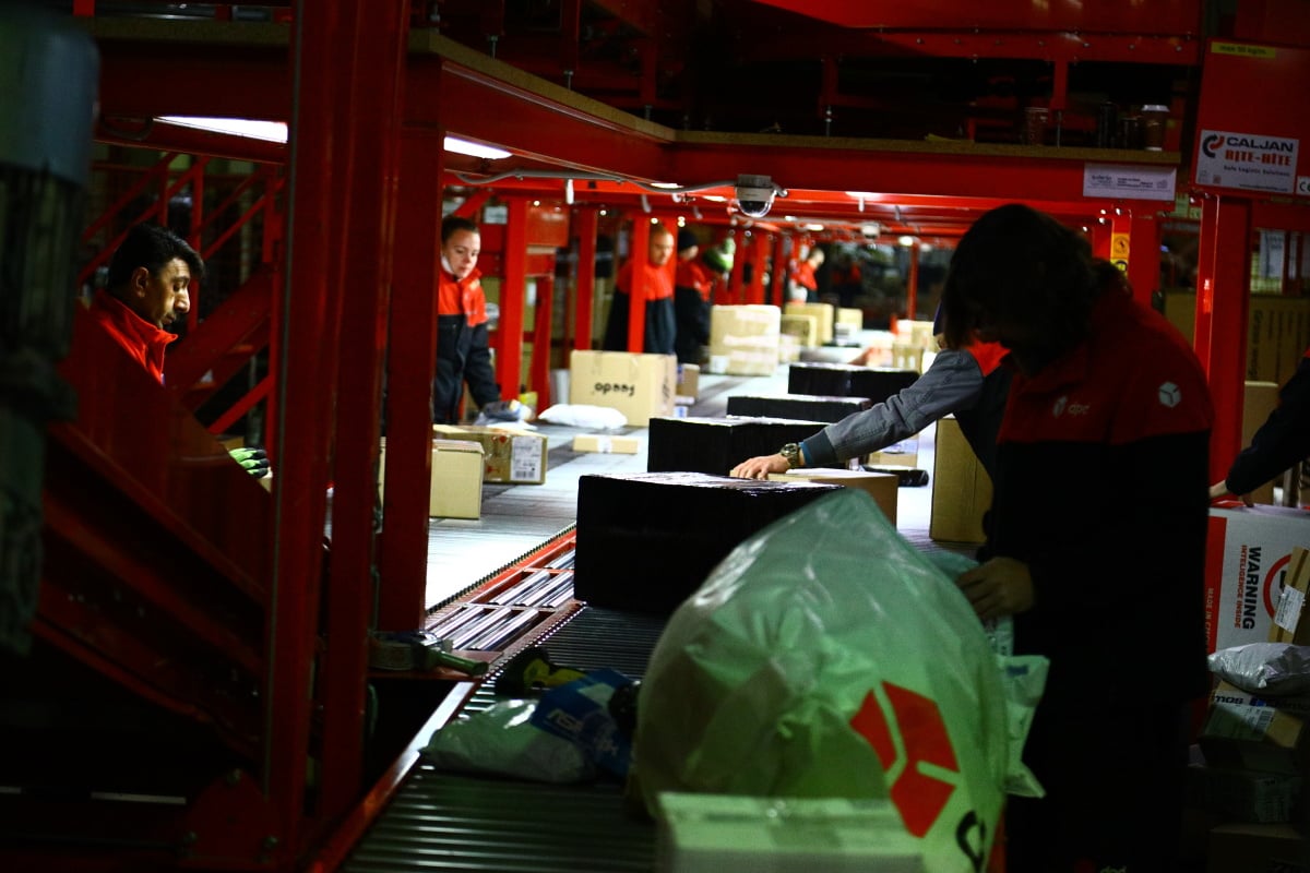 Jak to chodí v kurýrní službě DPD. Podívejte se s námi do depa.