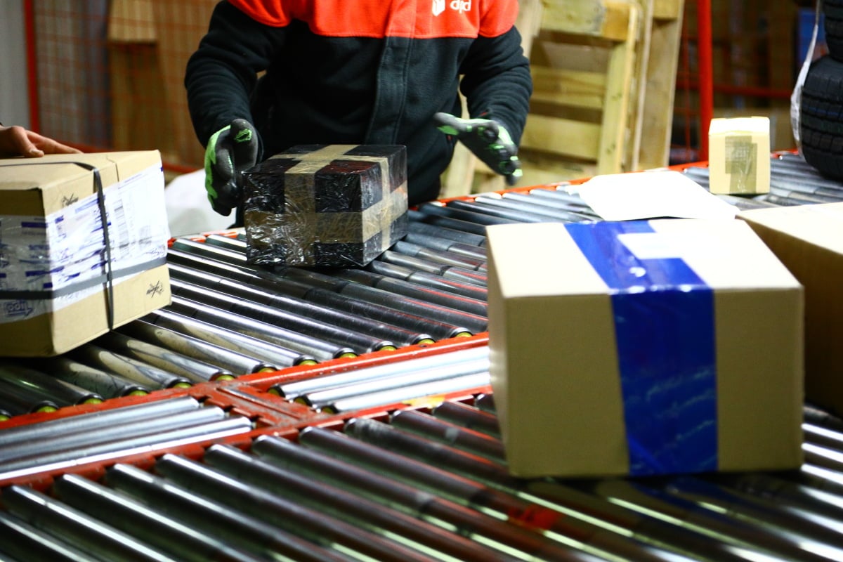 Jak to chodí v kurýrní službě DPD. Podívejte se s námi do depa.