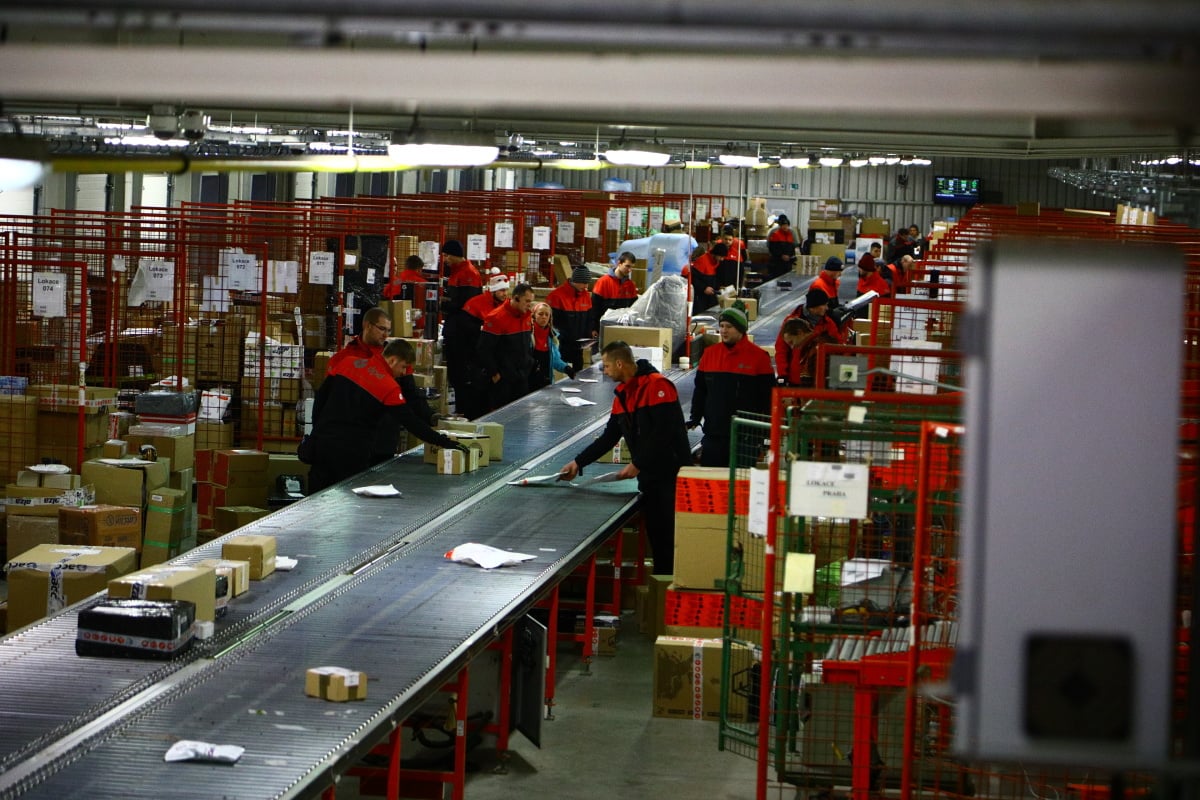 Jak to chodí v kurýrní službě DPD. Podívejte se s námi do depa.