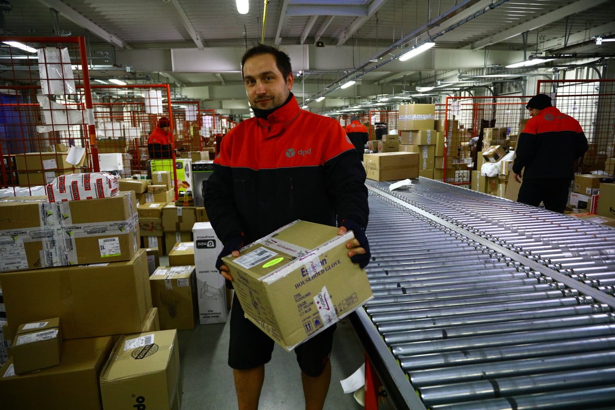 Jak to chodí v kurýrní službě DPD. Podívejte se s námi do depa.