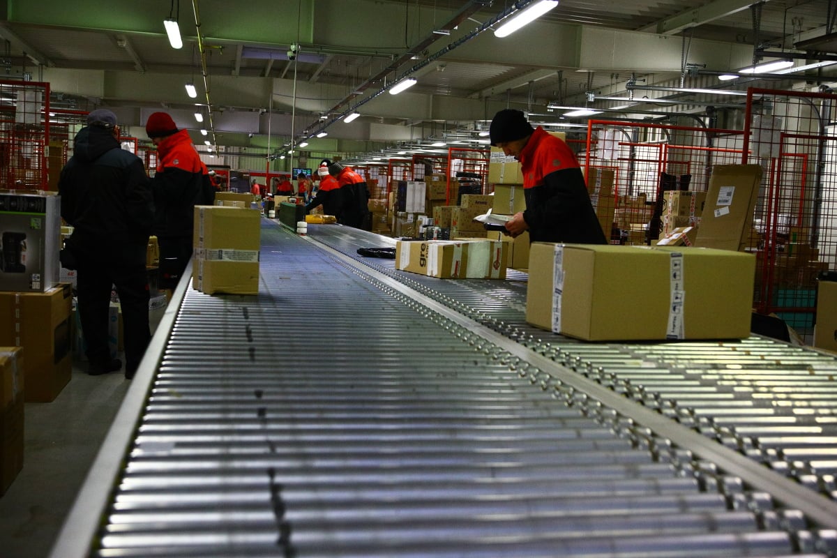 Jak to chodí v kurýrní službě DPD. Podívejte se s námi do depa.