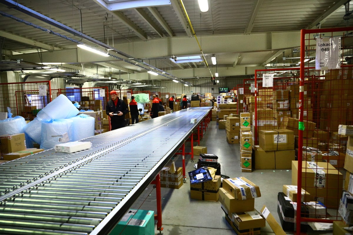 Jak to chodí v kurýrní službě DPD. Podívejte se s námi do depa.