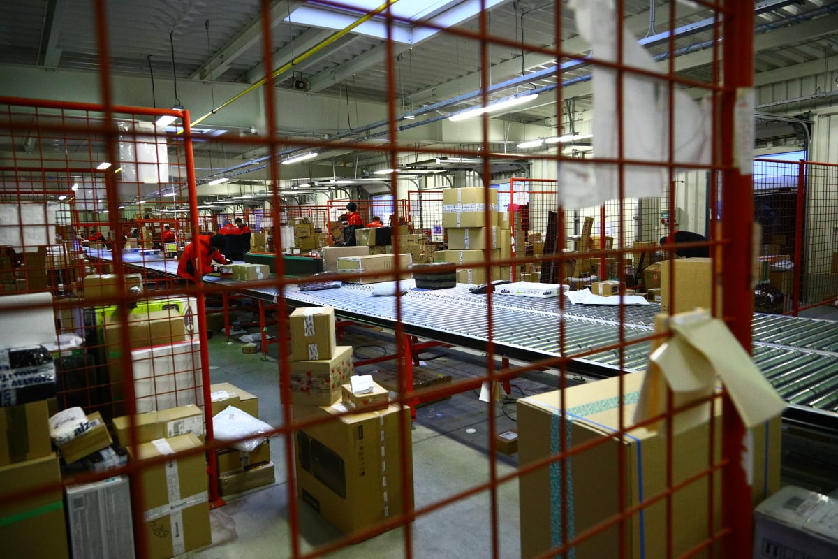 Jak to chodí v kurýrní službě DPD. Podívejte se s námi do depa.