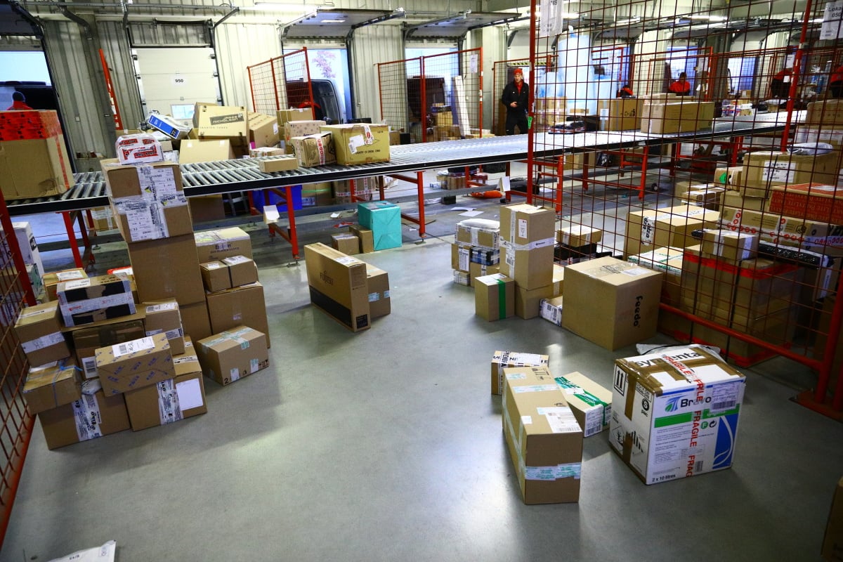 Jak to chodí v kurýrní službě DPD. Podívejte se s námi do depa.