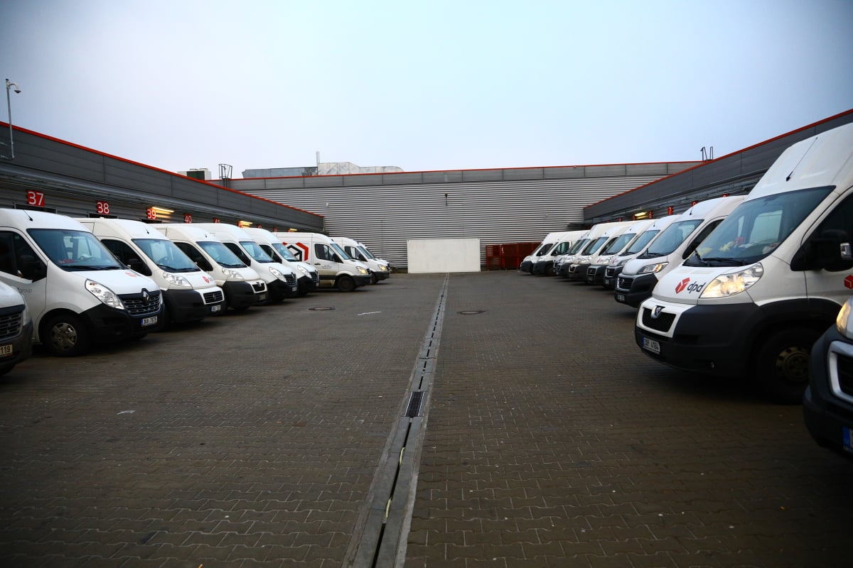 Jak to chodí v kurýrní službě DPD. Podívejte se s námi do depa.