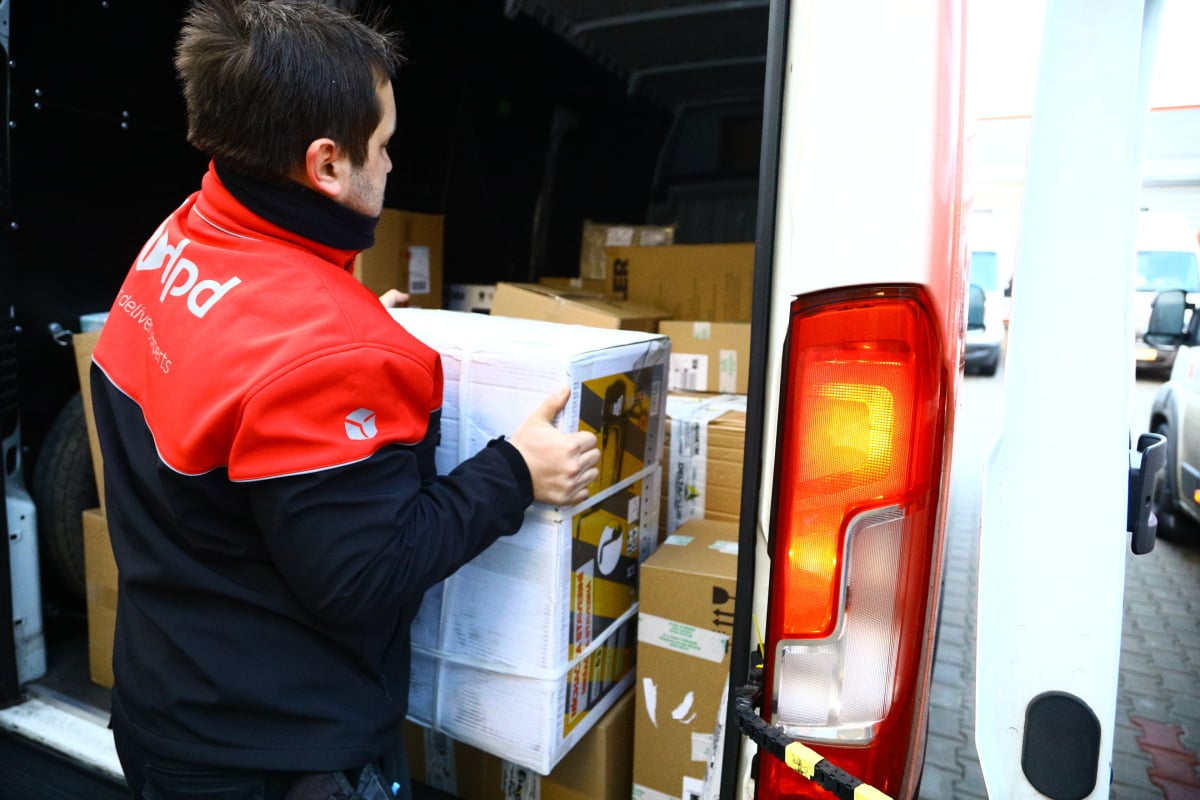 Jak to chodí v kurýrní službě DPD. Podívejte se s námi do depa.