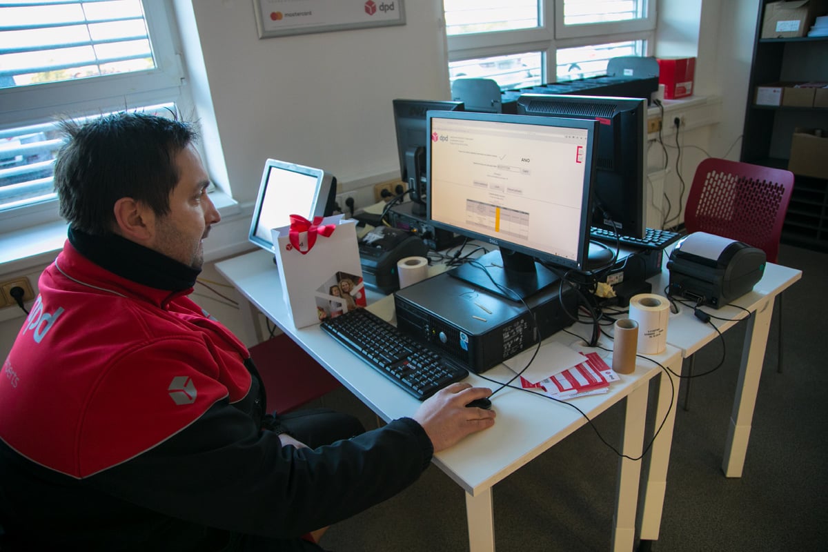 Jak to chodí v kurýrní službě DPD. Podívejte se s námi do depa.